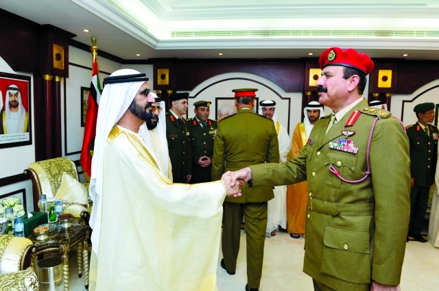 "■ سموه مصافحاً ضيوف الحفل بحضور حمدان بن محمد وطحنون بن محمد وهزاع بن زايد"