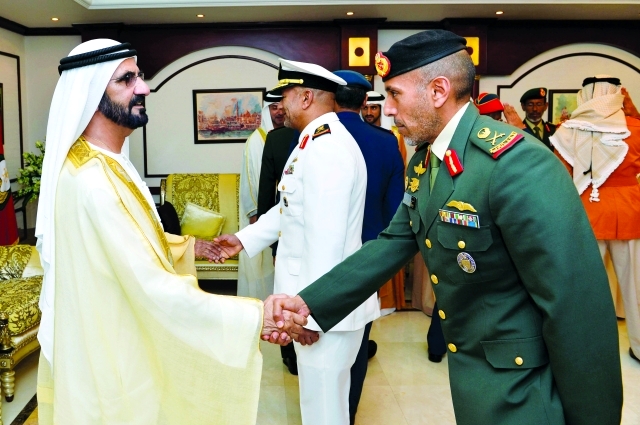 "■ محمد بن راشد مصافحاً أحمد بن طحنون بحضور حمدان بن محمد وهزاع بن زايد وحمد الرميثي | تصوير: سيف محمد"