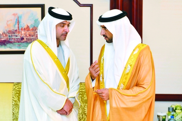 "■ محمد بن راشد مصافحاً الضيوف"
