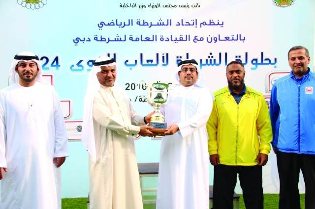 "تتويج الفائزين بالمراكز الأولى في البطولة - البيان"