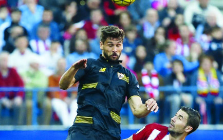 "Football Soccer - Atletico Madrid vs Sevilla - Spanish Liga BBVA - Vicente Calderon, Madrid, Spain - 24/01/16 Atletico Madrid's Gabi and Sevilla's Fernando Llorente in action. REUTERS/Sergio Perez"