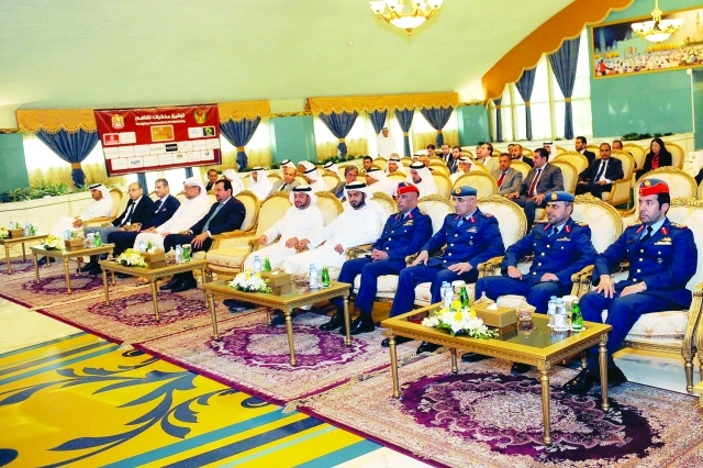 "إسحاق البلوشي يتوسط ممثلي المؤسسات والشركات | تصوير - البيان"