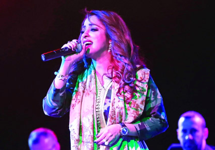 "فاطمة زهرة العين تغني في الحفل"