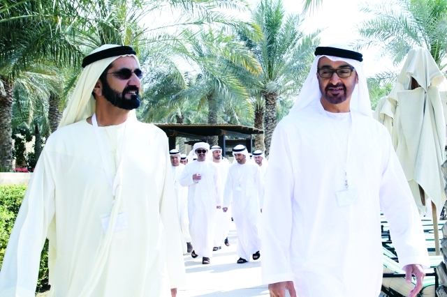 "محمد بن راشد ومحمد بن زايد خلال حضورهما الخلوة الوزارية في منتجع باب الشمس الصحراوي بدبي ــ تصوير ــ خليفة اليوسف"