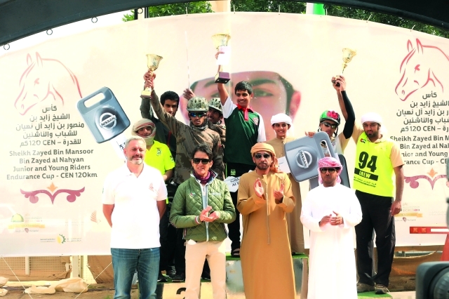 "■ النيادي يرفع كأس البطولة"