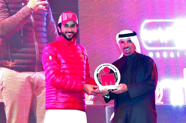 "■ ناصر بن حمد يتسلم درع البطولة من سعيد حارب"
