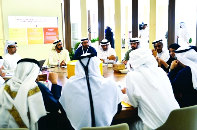 "■ محمد بن راشد مستمعاً إلى آراء المشاركين بحضور حمدان بن مبارك وعبدالله الشيباني | تصوير ــ سيف محمد"