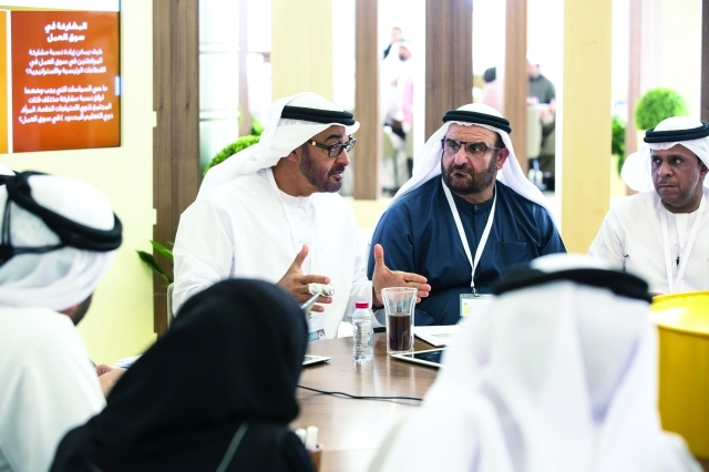 "■ محمد بن زايد متحدثاً خلال إحدى الجلسات النقاشية"