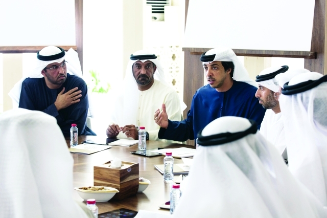 "منصور بن زايد متحدثاً في الجلسة بحضور أحمد بن سعيد وسهيل المزروعي وسلطان الجابر"