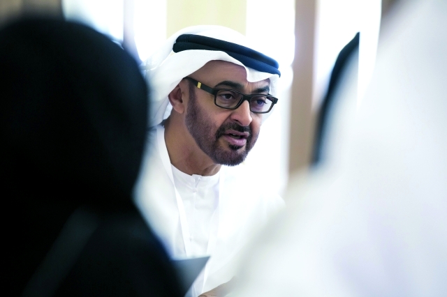 "■ محمد بن زايد متحدثاً إلى الحضور خلال الجلسة"
