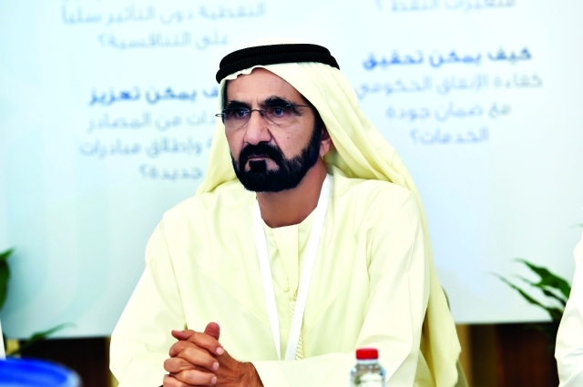 "■ محمد بن راشد مستمعاً إلى المناقشات خلال جلسة مجموعة عمل «السياسات الحكومية»"
