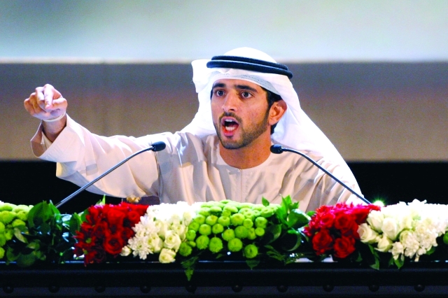 "فزاع يلون الأمسيات الشعرية بجاذبية الإلقاء ــ أرشيف"