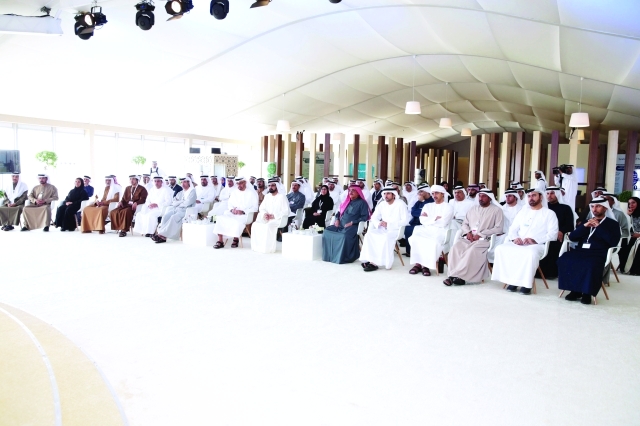 "محمد بن راشد ومحمد بن زايد خلال الخلوة الوزارية بحضور حمدان بن محمد وحمدان بن راشد وهزاع وسيف ومنصور وعبد الله بن زايد وأحمد بن سعيد  ونهيان وحمدان بن مبارك ولبنى القاسمي ومحمد القرقاوي وسهيل المزروعي والزعابي"
