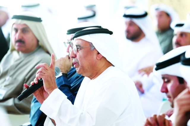 "عبيد الطاير متحدثاً خلال نقاشات الخلوة"