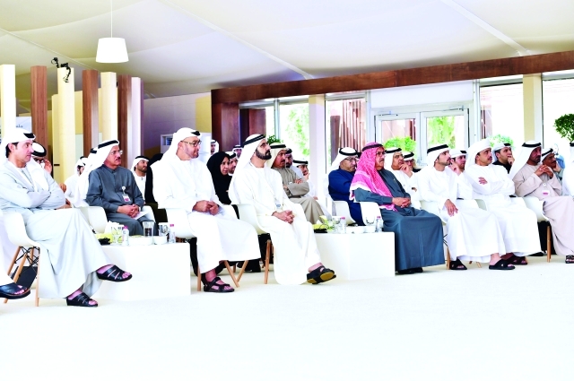 "محمد بن راشد ومحمد بن زايد وحمدان بن محمد وحمدان بن راشد وهزاع وعبدالله بن زايد وأحمد بن سعيد والوزراء خلال أعمال الخلوة"