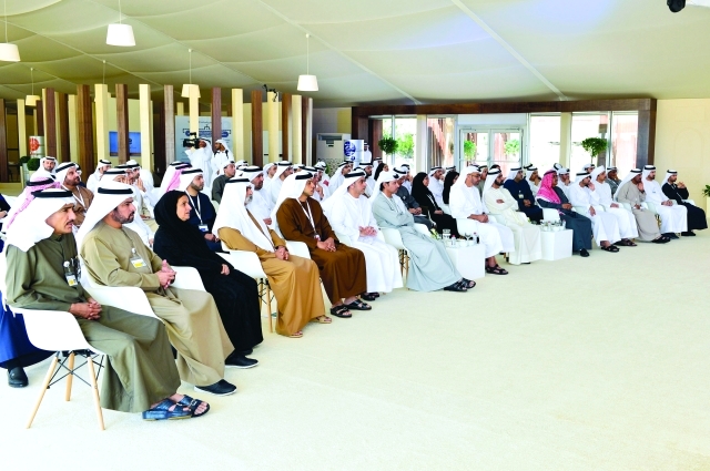 "..وسموهما يتوسطان حمدان بن محمد وحمدان بن راشد وهزاع وسيف ومنصور وعبد الله بن زايد وأحمد بن سعيد ونهيان وحمدان بن مبارك ولبنى القاسمي والوزراء"