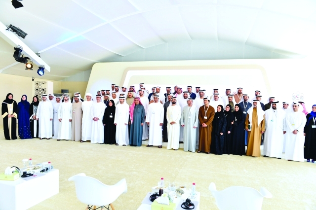 "محمد بن راشد ومحمد بن زايد وحمدان بن محمد وحمدان بن راشد وهزاع وسيف ومنصور وعبد الله بن زايد وأحمد بن سعيد والوزراء والمسؤولون في لقطة تذكارية بعد ختام الخلوة"