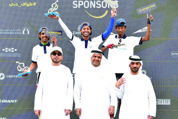 "■ فرحة الفائزين على منصة تتويج ميني دبي تور | البيان"