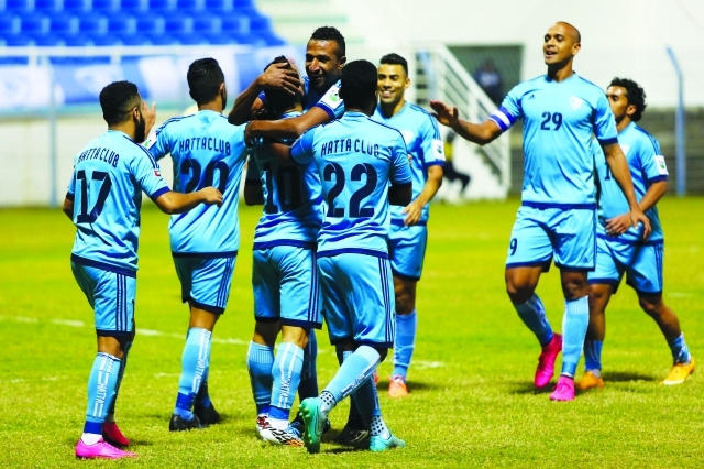 "■ فرحة لاعبي حتا بالاستمرار في الصدارة | تصوير - موهان"