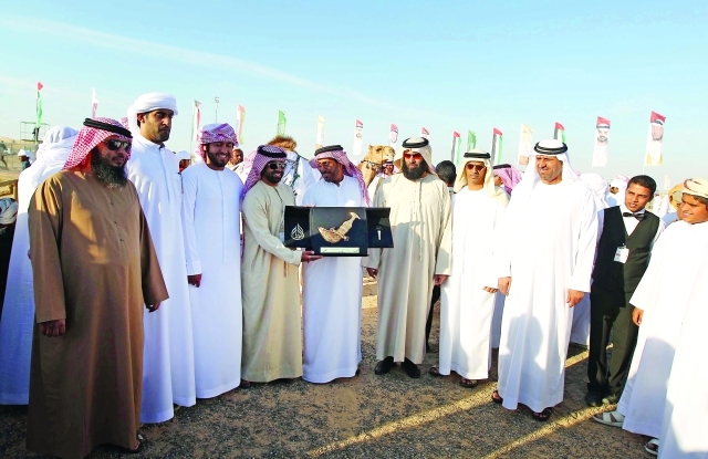 "■ جانب من تتويج بطل الشوط الثالث"