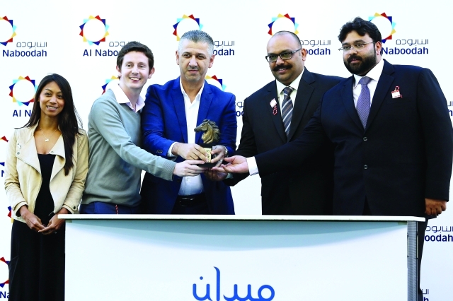 "■ أعضاء نقابة الإمارات للسباقات الترفيهية خلال تسلمهم الجائزة من رائد الحياصات"