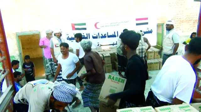 "■ يمنيون يستلمون المساعدات الغذائية في مديرية حوف | البيان"