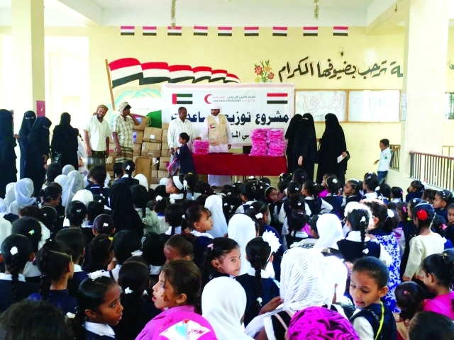 "■ توزيع الحقيبة المدرسية على الطلاب في مدارس المهرة | البيان"