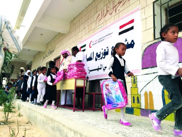 "■ طالبات يستلمن الحقيبة المدرسية في إحدى مدارس المهرة | البيان"