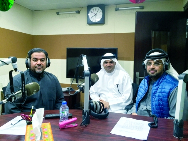 "■ العامري مع فريق برنامج «مسا الرياضة» | البيان"