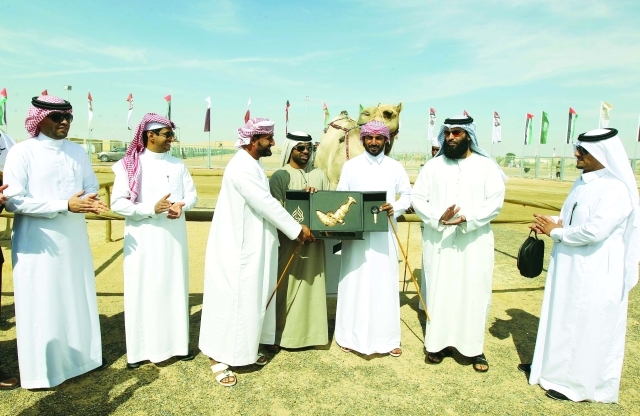 "■ خلال تتويج الفائزين بالشوط الأول  |   البيان"