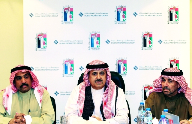 "■ رئيس اتحاد كرة السلة يتوسط الأنصاري والحاج خلال المؤتمر الصحافي | البيان"