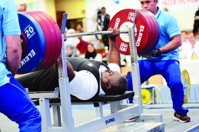 "■ محمد خميس بطلنا الأولمبي خلال إحدى محاولاته في البطولة السابقة"