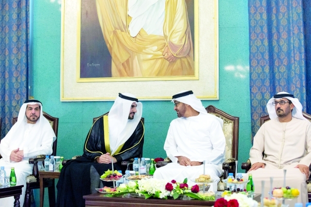 "محمد بن زايد في حوار مع العريس بحضور حسين الحمادي"
