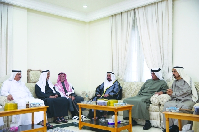 "■ سلطان القاسمي وسعود بن صقر يعزيان آل الشامسي وام"