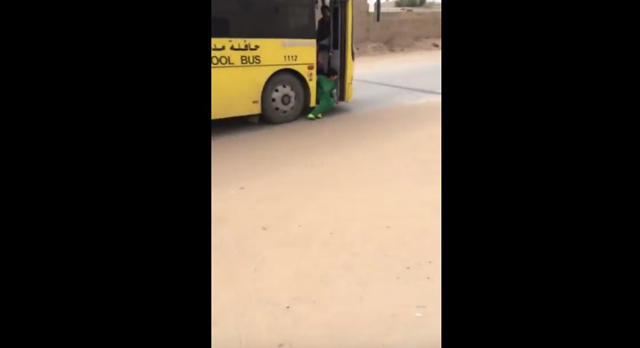 فيديو.. طفل يتدلى من باص مدرسي يثير ضجة بالسعودية