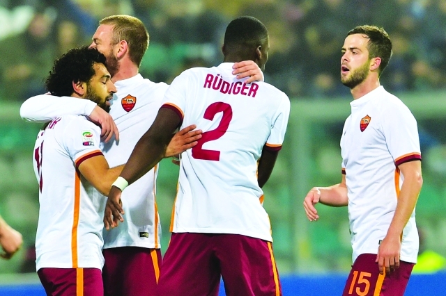"■ محمد صلاح يتلقى التهنئة من نجوم روما | أ ف ب"