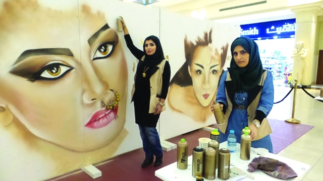 "فاطمة ووصال خلال عملهما على الجدارية | البيان"