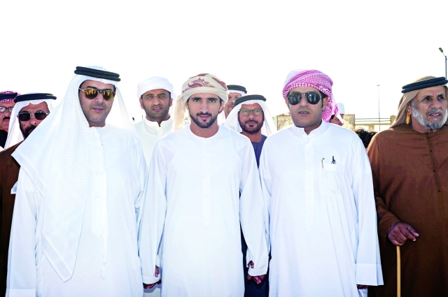 "■ سموه يتوسط العريسين"