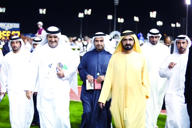 "■ محمد بن راشد خلال متابعته السباق بحضور جمعة بن دلموك وسعيد الطاير ومليح البسطي | تصوير - موهان"