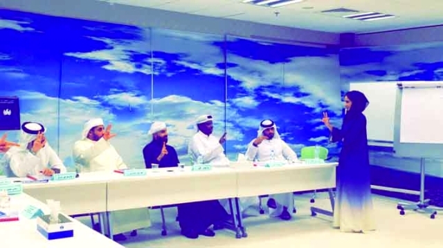 "■ عبير خلال تعليم لغة الإشارة  |  البيان"