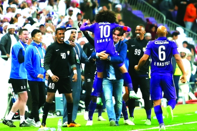 "■ زلاتكو ولاعبو العين يحتفلون بهدف عموري | تصوير: عمران خالد"