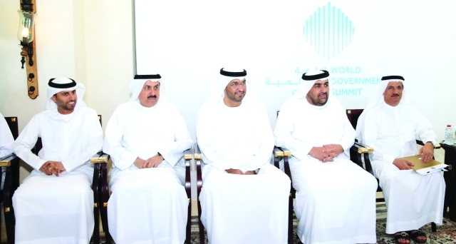 "■ سلطان المنصوري وصقر غباش وراشد بن فهد وسهيل المزروعي وسلطان الجابر خلال اللقاء"