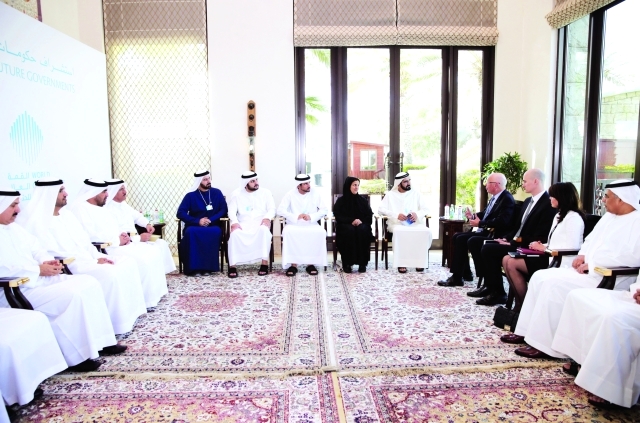 "■ محمد بن راشد خلال المحادثات مع رئيس منتدى دافوس بحضور حمدان بن محمد ومكتوم بن محمد وكبار المسؤولين"