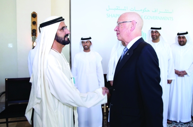 "■ سموه يصافح كلاوس شواب بحضور راشد بن فهد وسهيل المزروعي وسلطان الجابر"