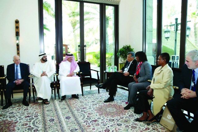 "■ محمد بن راشد يتبادل الحديث مع أعضاء المجلس الاستشاري الإنساني العالمي بحضور نبيل العربي والزياني"