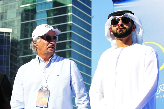 "■ منصور بن محمد يتابع فعاليات الطواف وبجواره سعيد حارب | البيان"