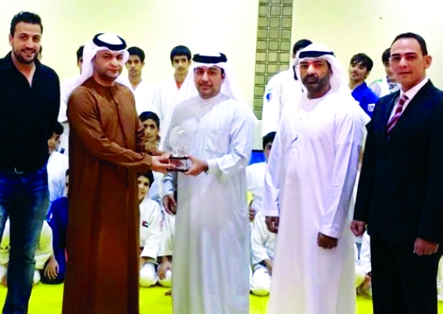 "■ محمد جاسم يقدم درع الاتحاد إلى أحمد الزيودي | البيان"