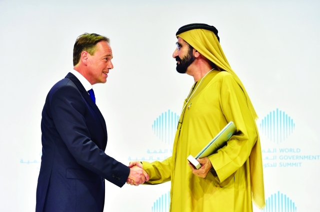 "■ محمد بن راشد يكرم غريغ هانت بجائزة أفضل وزير   |   تصوير: سيف محمد"