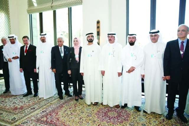 "محمد بن راشد متوسطاً عمداء وأمناء مدن عربية وأجنبية مشاركين في القمة بحضور حسين لوتاه"