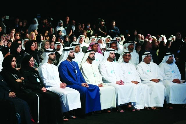 "■ محمد بن راشد ومكتوم ومنصور بن محمد ومحمد القرقاوي وعبد الله بلحيف وعبد الرحمن العويس وراشد بن فهد ومريم الرومي وميثاء الشامسي خلال التكريم"
